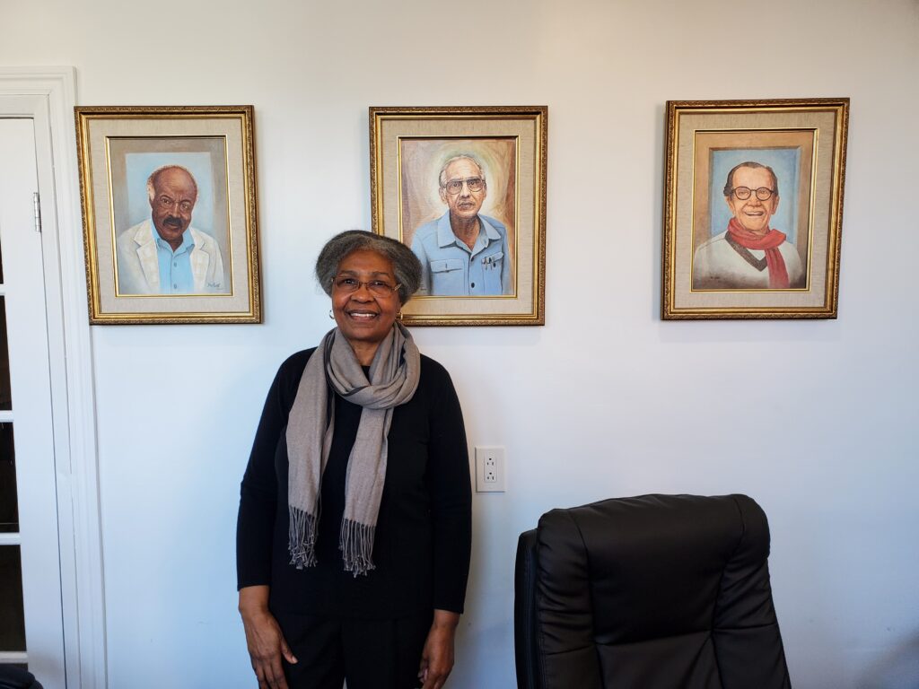 Ninette Piou et trois des cinq piliersdu Centre Nas rivé sur les tableaux en arrière, dont Paul Déjean, au mitan.