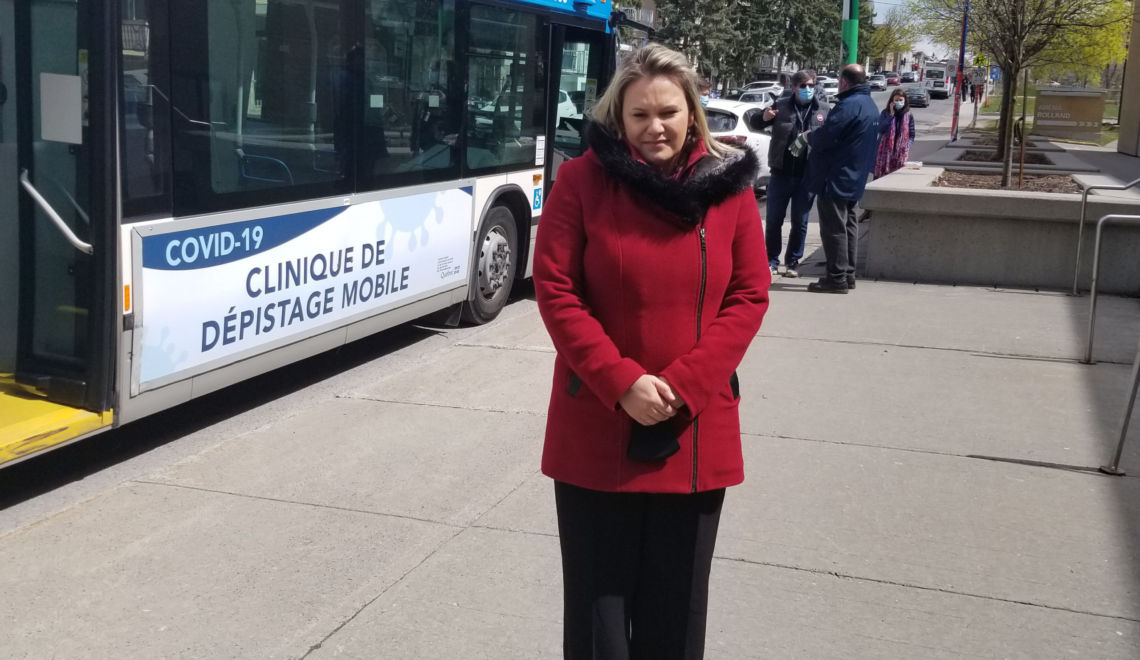 La clinique de dépistage temporaire sans rendez-vous située sur le terrain du CLSC de Montréal-Nord restera ouverte pour les citoyens de cet arrondissement jusqu’à nouvel ordre annonce le CIUSSS du Nord-de-l’Île-de-Montréal qui avoir pris la décision en concertation avec la Direction régionale de la santé publique. Ouverte depuis le 4 mai à tous les résidents de Montréal-Nord, symptomatiques ou asymptomatiques ayant été en contact étroit avec une personne symptomatique (confirmé ou non) avec la COVID-19, cette clinique a effectué plus d’un millier de tests jusqu’à dimanche dernier. Les autorités ne précisent pas toutefois combien de personnes ont eu un résultat positif pu négatif. Les citoyens seront accueillis avec ou sans carte d’assurance-maladie. Par ailleurs, des autobus convertis en cliniques de dépistage mobiles seront également ajoutés sur le territoire de Montréal-Nord les 14 et 15 mai prochains à l’Aréna Garon (11212 avenue Garon) pour dépister les résidents sans rendez-vous entre 10h et 16h. D’autres dates suivront. La situation de Montréal-Nord est suivie de près par le CIUSSS du Nord-de-l’Île-de-Montréal et la Direction régionale de la santé publique dans le but de protéger la santé de nos usagers. Informations complémentaires Les résidents qui ont ces symptômes, ou qui ont été en contact étroit avec une personne ayant ces symptômes sont invités à se présenter à la clinique de dépistage du CLSC de Montréal-Nord: • La grippe; • Ou la gastro; • Ou la COVID-19 (fièvre, toux, difficulté à respirer) Adresse: Clinique de dépistage du CLSC Montréal-Nord, dans les tentes situées dans le stationnement à l’avant du CLSC au 11 441 boulevard Lacordaire, Montréal-Nord, QC, H1G 4J9. Heures d’ouverture : entre 10 h et 18 h, sans rendez-vous. Apportez votre carte d’assurance maladie avec vous. En dehors de cette période, si vous êtes inquiet et voulez passer un test pour la COVID-19, appelez le 514 644-4545 ou le 1 877 644-4545 et vous serez dirigés vers la bonne ressource. Le CIUSSS du Nord-de-l’Île-de-Montréal Comptant 26 installations de santé et de services sociaux situées dans cinq arrondissements du nord de Montréal, le CIUSSS du Nord-de-l’Île-de-Montréal a la responsabilité d’organiser et de développer les services de santé et sociaux pour les 436 000 Montréalais de son territoire. Il offre aussi des services spécialisés principalement en traumatologie, en santé respiratoire, en santé cardiovasculaire et en santé mentale à 1,8 million de Québécois d’autres régions. Le CIUSSS du Nord-de-l’Île-de-Montréal, affilié à l’Université de Montréal, se concentre sur trois principaux pôles de recherche : la recherche biomédicale, la rech