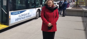 La clinique de dépistage temporaire sans rendez-vous située sur le terrain du CLSC de Montréal-Nord restera ouverte pour les citoyens de cet arrondissement jusqu’à nouvel ordre annonce le CIUSSS du Nord-de-l’Île-de-Montréal qui avoir pris la décision en concertation avec la Direction régionale de la santé publique. Ouverte depuis le 4 mai à tous les résidents de Montréal-Nord, symptomatiques ou asymptomatiques ayant été en contact étroit avec une personne symptomatique (confirmé ou non) avec la COVID-19, cette clinique a effectué plus d’un millier de tests jusqu’à dimanche dernier. Les autorités ne précisent pas toutefois combien de personnes ont eu un résultat positif pu négatif. Les citoyens seront accueillis avec ou sans carte d’assurance-maladie. Par ailleurs, des autobus convertis en cliniques de dépistage mobiles seront également ajoutés sur le territoire de Montréal-Nord les 14 et 15 mai prochains à l’Aréna Garon (11212 avenue Garon) pour dépister les résidents sans rendez-vous entre 10h et 16h. D’autres dates suivront. La situation de Montréal-Nord est suivie de près par le CIUSSS du Nord-de-l’Île-de-Montréal et la Direction régionale de la santé publique dans le but de protéger la santé de nos usagers. Informations complémentaires Les résidents qui ont ces symptômes, ou qui ont été en contact étroit avec une personne ayant ces symptômes sont invités à se présenter à la clinique de dépistage du CLSC de Montréal-Nord: • La grippe; • Ou la gastro; • Ou la COVID-19 (fièvre, toux, difficulté à respirer) Adresse: Clinique de dépistage du CLSC Montréal-Nord, dans les tentes situées dans le stationnement à l’avant du CLSC au 11 441 boulevard Lacordaire, Montréal-Nord, QC, H1G 4J9. Heures d’ouverture : entre 10 h et 18 h, sans rendez-vous. Apportez votre carte d’assurance maladie avec vous. En dehors de cette période, si vous êtes inquiet et voulez passer un test pour la COVID-19, appelez le 514 644-4545 ou le 1 877 644-4545 et vous serez dirigés vers la bonne ressource. Le CIUSSS du Nord-de-l’Île-de-Montréal Comptant 26 installations de santé et de services sociaux situées dans cinq arrondissements du nord de Montréal, le CIUSSS du Nord-de-l’Île-de-Montréal a la responsabilité d’organiser et de développer les services de santé et sociaux pour les 436 000 Montréalais de son territoire. Il offre aussi des services spécialisés principalement en traumatologie, en santé respiratoire, en santé cardiovasculaire et en santé mentale à 1,8 million de Québécois d’autres régions. Le CIUSSS du Nord-de-l’Île-de-Montréal, affilié à l’Université de Montréal, se concentre sur trois principaux pôles de recherche : la recherche biomédicale, la rech