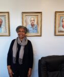 Ninette Piou et trois des cinq piliersdu Centre Nas rivé sur les tableaux en arrière, dont Paul Déjean, au mitan.