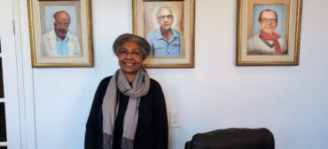 Ninette Piou et trois des cinq piliersdu Centre Nas rivé sur les tableaux en arrière, dont Paul Déjean, au mitan.